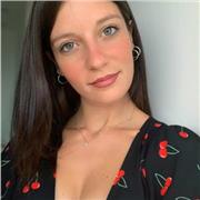 Laureanda in mediazione linguistica e culturale presso L’Orientale di Napoli impartisce lezioni di inglese, francese e materie umanistiche